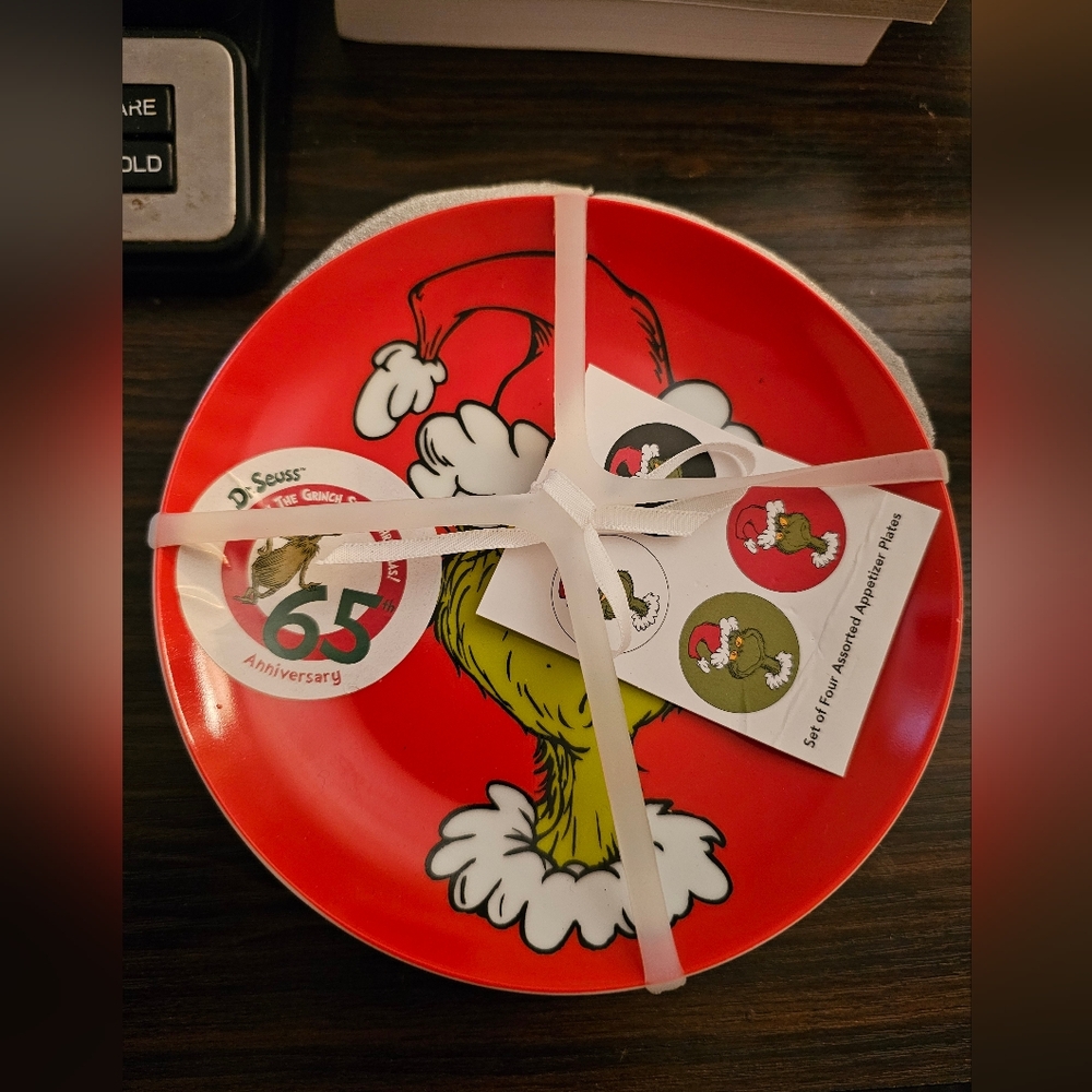 THE GRINCH 4 PACK ASSORTED CERAMIC 6" DESSERT SNACK PLATES DISHES NEW